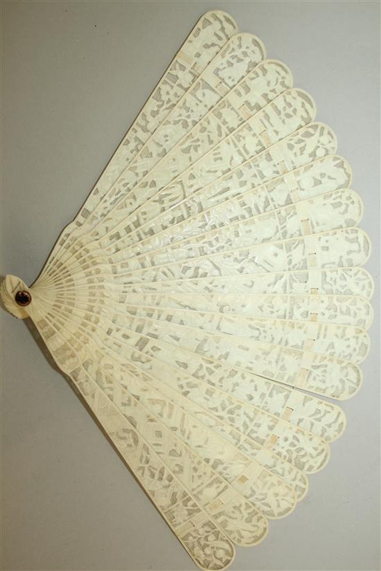 A Chinese export ivory brise fan, 19th century, 19cm, lacking guards